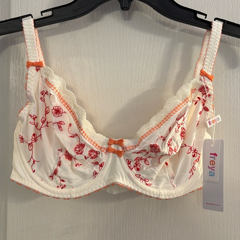 NWT Freya Bra -Mischa 32E